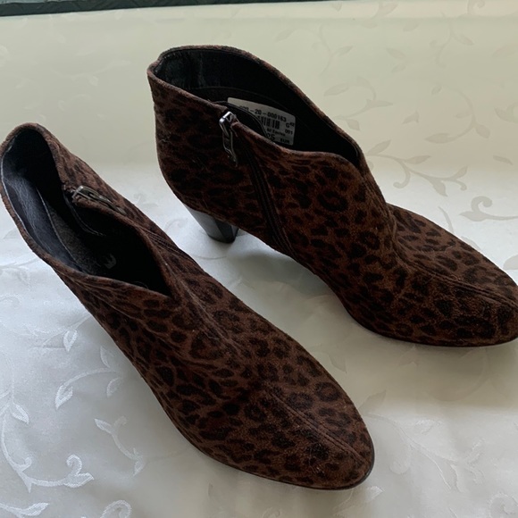 5 Pairs of very cute ladies shoes - Picture 7 of 16